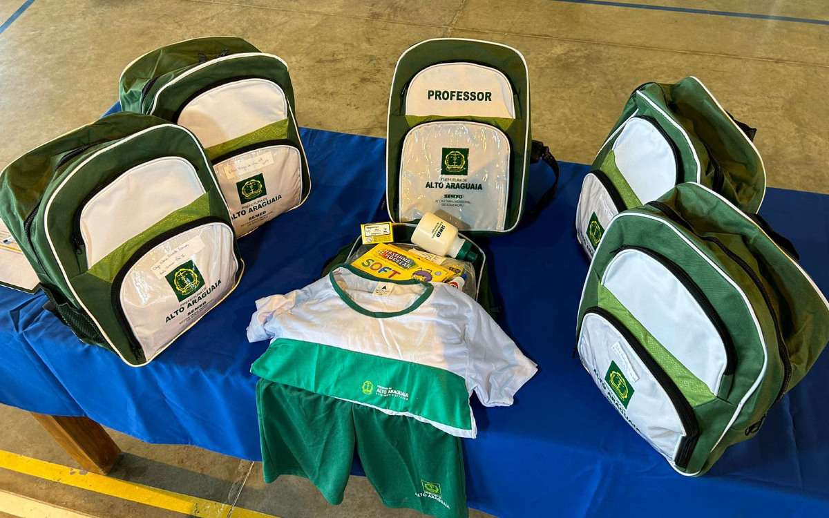 Prefeitura De Alto Araguaia Entrega Kits De Material Escolar Mochila E