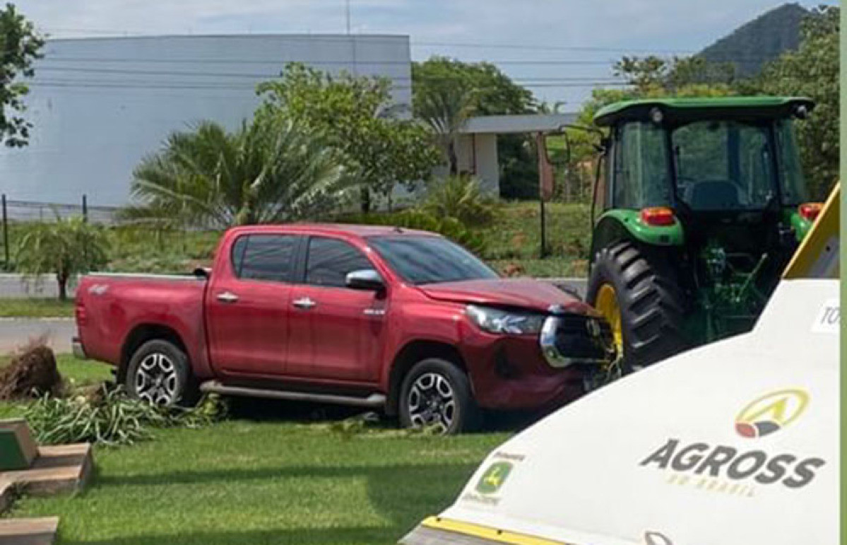 Caminhonete Sobe Em Canteiro De Empresa E Bate Em Trator Em Barra Do