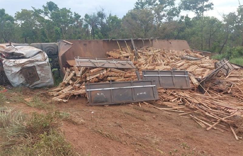 Caminhão tomba na BR 070 e motorista morre preso às ferragens SEMANA 7