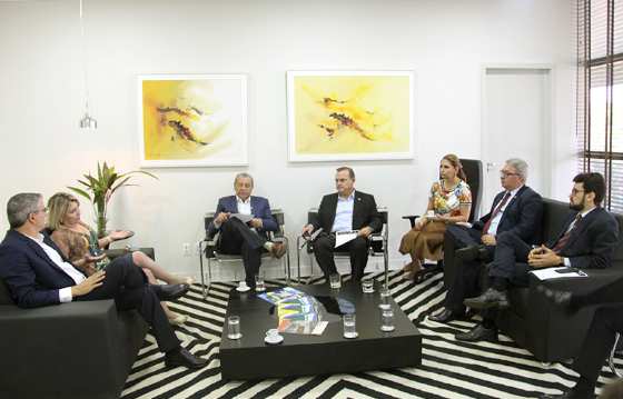 Senadores debatam previdência com presidente da AMAM