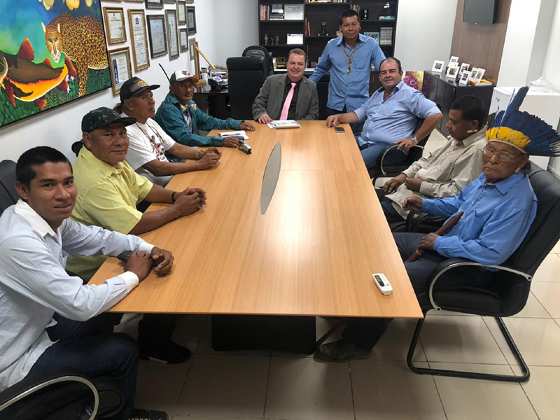 Prefeito Marcelo Aquino acompanhado de indígenas leva demanda ao deputado Max Russi