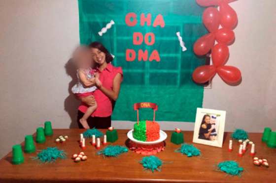 Mãe, na mesa da festa, que promoveu com amigas, para revelar se filha é do ex-namorado