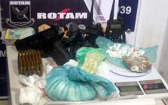 Rotam apreende drogas, arma e munições