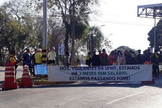 Trabalhadores trancaram entrada da UFMT em cobrança à quitação de salários