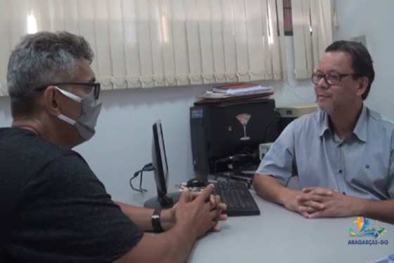 Chefe de Gabinete da prefeitura de Aragarças, Wladimir Marcelo (à direita) em entrevista.