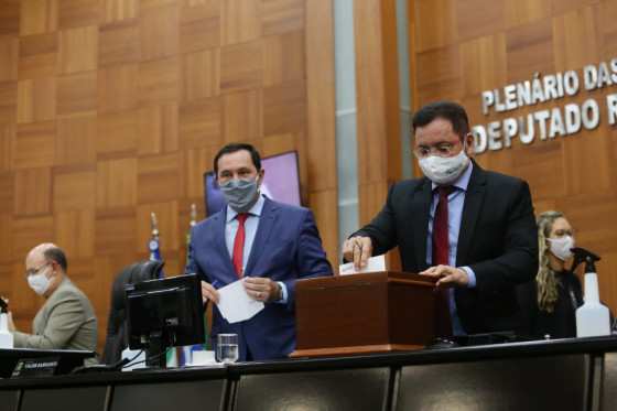Momento em que presidente da AL Eduardo Botelho vota na sessão realizada nesta 4ª. Todos os 24 deputados participaram da eleição, com voto secreto