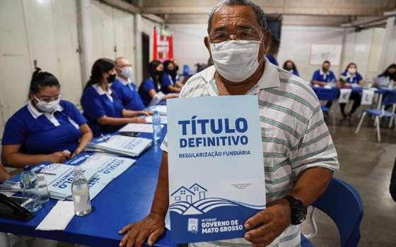 Governador entrega títulos de regularização fundiária para os municípios de Itiquira e São Félix