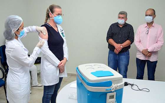 Prefeito e secretário acompanham vacinação contra covid-19