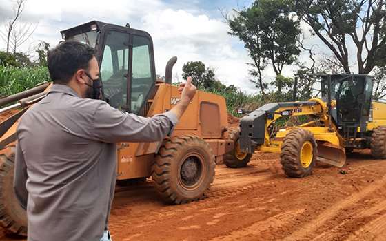 Deputado Claudinei acompanha os trabalhos de melhorias na MT-471