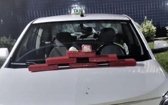 táxi mulher presa