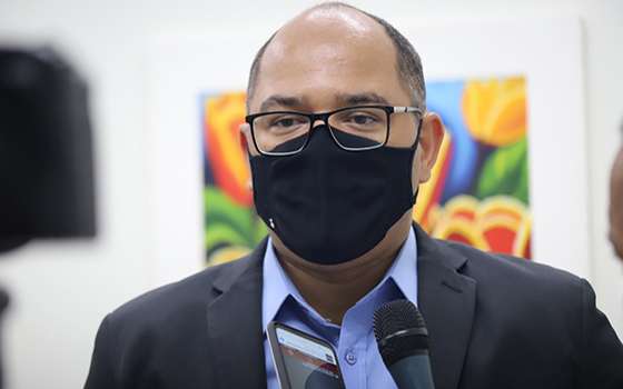 O autor da proposta destaca que a medida visa inibir que pessoas “furem” a fila da vacina contra o novo coronavírus.