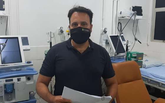 Delegado Claudinei no espaço que estão os novos leitos de UTI Covid-19 do Hospital Regional