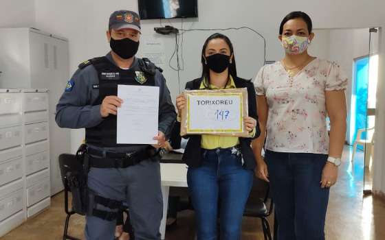 polícia militar entrega cartões