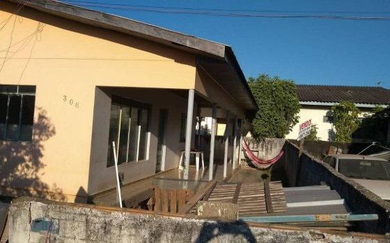 casa bebê enterrado sorriso