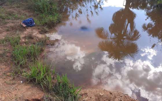 corpo em lago