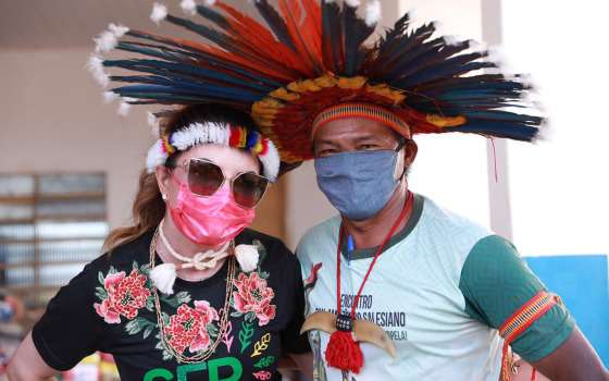 Primeira-dama Virginia Mendes durante visita à aldeia Nossa Senhora de Fátima, em Barra do Garças