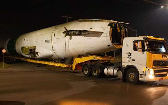 carreta carregando aviao