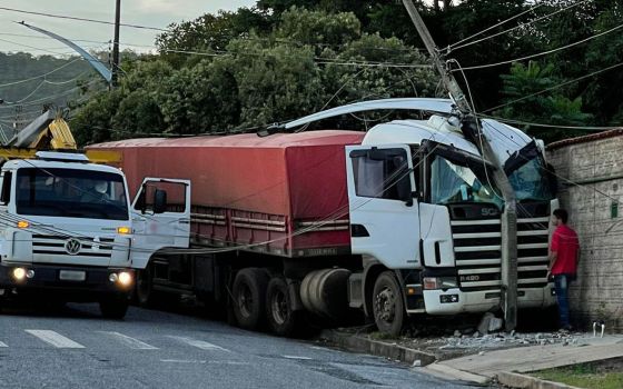 caminhão desgovernado bg