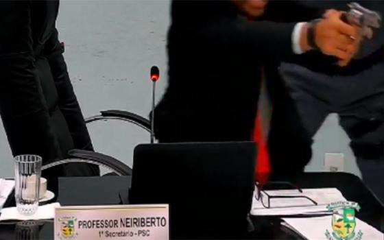 vereador aponta arma querencia
