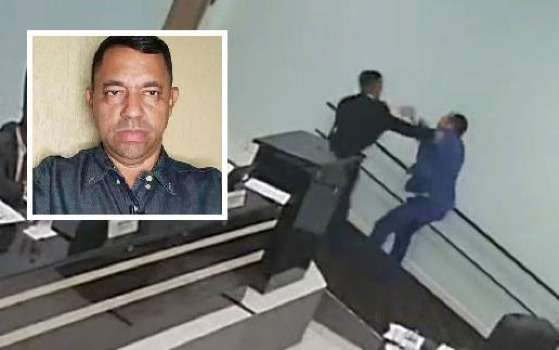 Neiriberto (em destaque) agride Edmar durante sessão