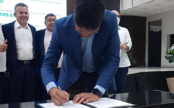 assinatura convênio calçadas em tesouro