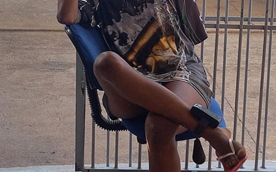 mulher presa com tornozeleira 