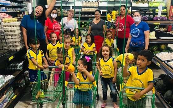 Crianças visitam mercado em Confresa 