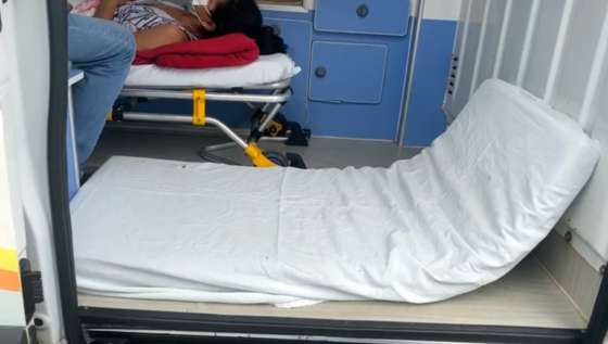 Colchonete que seria usado para transporte de paciente no assoalho da ambulância