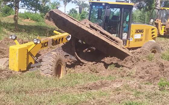 maquinário publico em baliza atolado em fazenda