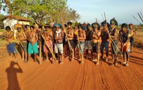 Indígenas fecharam a MT 322 e bloquearam a balsa que faz a travessia do Rio Xingu, em São José do Xingu