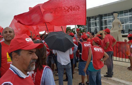 Sindicalistas fazem pressão em frente ao Supremo