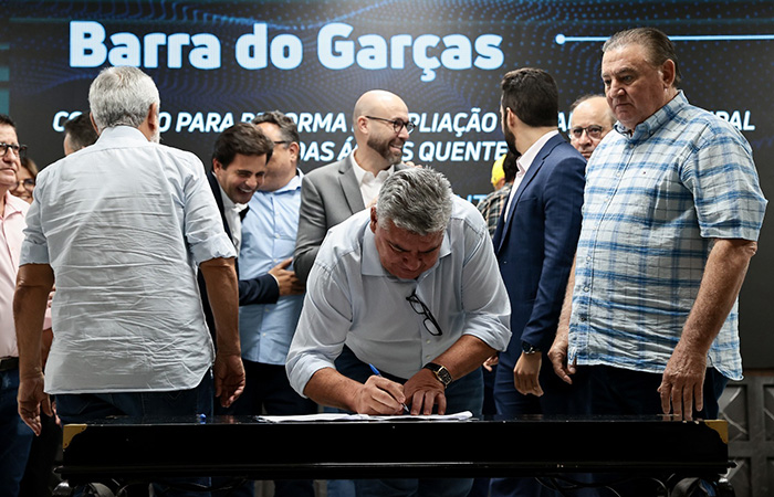 Adilson assina convênio para calçadas em Cuiabá