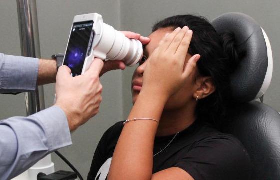 exames oftalmológicos com aparelho portátil 