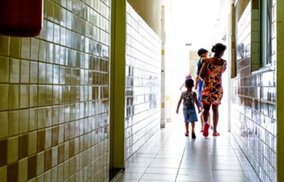 mãe e crianças