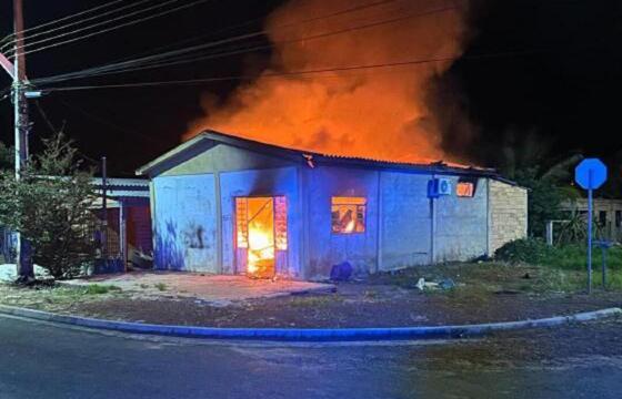 Casa pegando fogo canarana