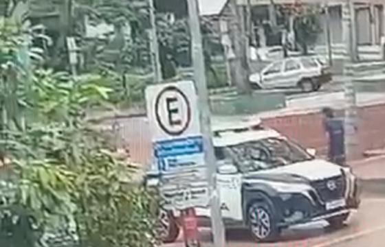 Homem entra em viatura e morre mt
