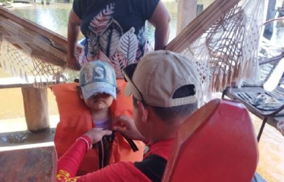 bombeiros resgatam indigenas