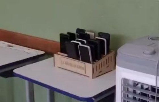 caixa de celular em escola