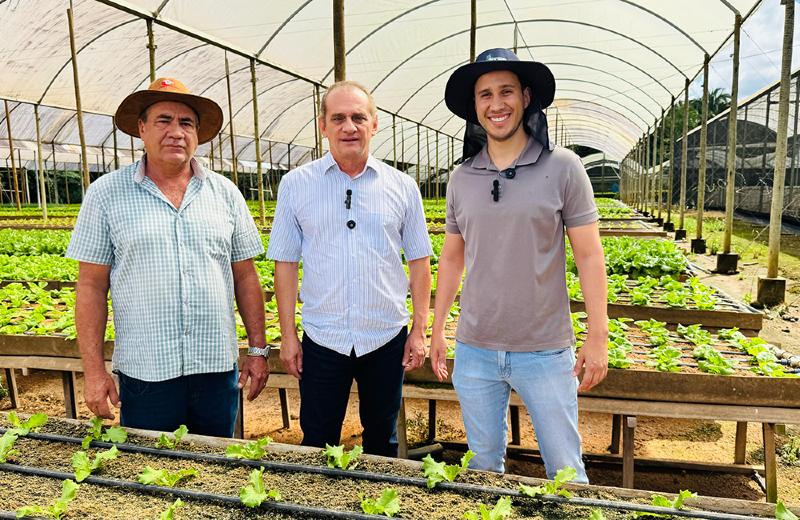 Wilson Santos com os produtores Zé do Trator e Willian dos Santos