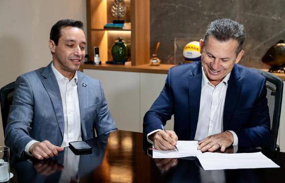 O governador Mauro Mendes e o secretário de Justiça, delegado Vitor Hugo