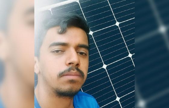 Jovem placas solares