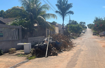 Moradores aguardam a retirada de entulhos das frentes de suas casas