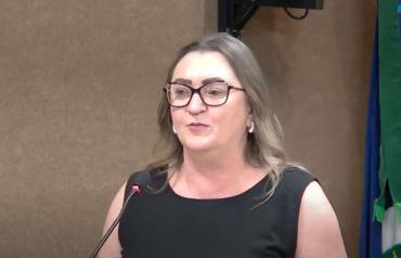 Mesmo com deficiência na saúde, secretária é aplaudida na Câmara
