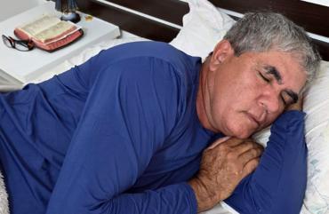 Enquanto Adelcino dorme, ‘adversários’ fazem contas